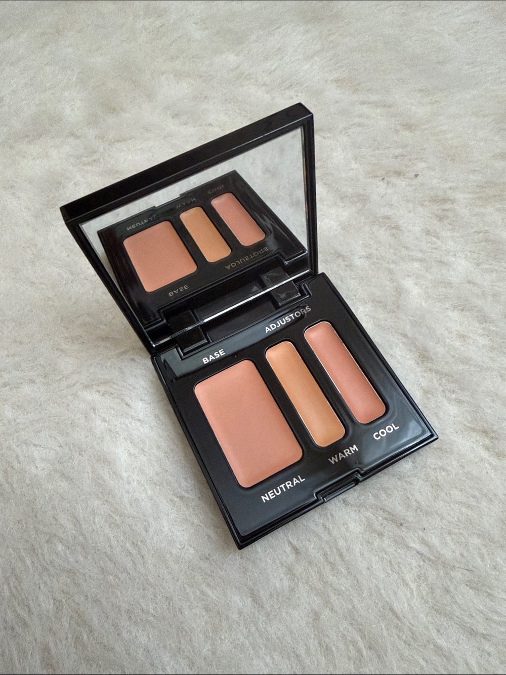 Laura Mercier Secret camoflauge in shade 03